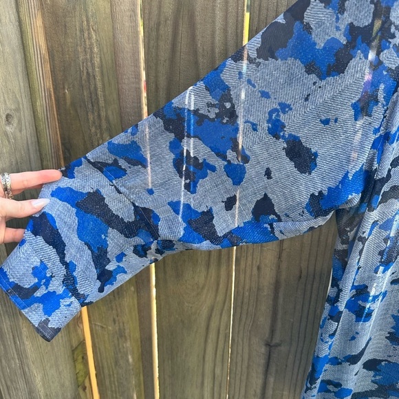 Two by Vince Camuto Blue Camo Blouse - Picture 2 of 8